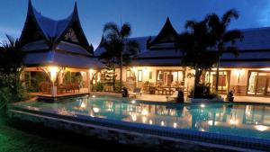 奥南海滩Saifon Villas 5 Bedroom Pool Villa - Whole villa priced by bedrooms occupied的夜间在房子前面的游泳池