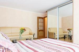 扎波罗热Apartment in Zaporozhye. Antica的一间卧室配有一张床、一张沙发和一面镜子
