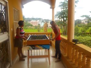 菲亚纳兰楚阿Rem Hotel的两个女人站在阳台上玩桌上游戏
