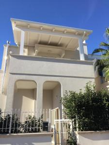 萨维勒特里Maricasa Savelletri的白色的房子,有门和栅栏