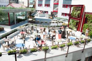 马德里方维学术度假村的大楼内带桌椅的屋顶露台