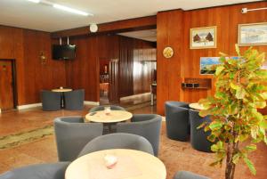 斯祖贝莱克Hotel Tatrawest的餐厅拥有木墙和桌椅