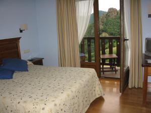 Dobres拉波萨达德卡尤旅馆的一间卧室设有一张床和一个阳台