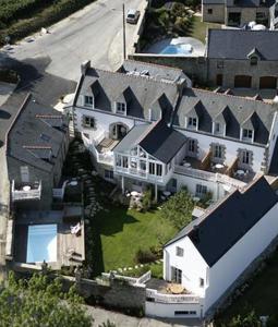 滨海拉特里尼泰戈斯贝小屋酒店的享有大房子空中美景,设有庭院