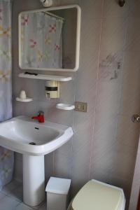 维多利亚Hotel Europa的一间带水槽、卫生间和镜子的浴室