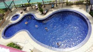峇都丁宜阿洛卡海景公寓的游泳池的顶部景色,里面的人