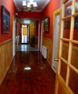 蓬塔阿雷纳斯阿文特拉南方旅馆的一条空的走廊,有红色的墙壁和门