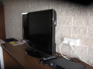 霍舍姆达尔洛特汽车旅馆的一张桌子上的一个电脑显示器