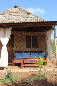 迪亚尼海滩Bahati Diani House Glamping的小屋前面设有长凳