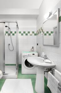 热那亚Sull'Acqua del Porto Antico的一间带洗衣机和水槽的浴室