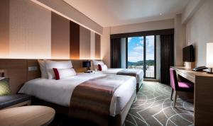 京都京都丽嘉皇家酒店的酒店客房配有两张床和一张书桌