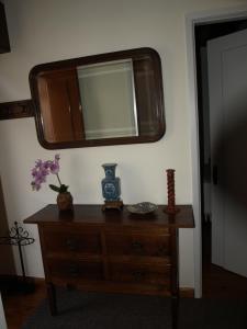 索茹Casa de RioBom的墙上的木制梳妆台,带镜子