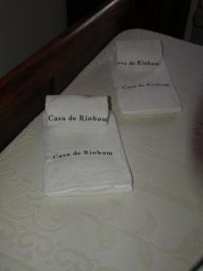 索茹Casa de RioBom的床上的两条毛巾
