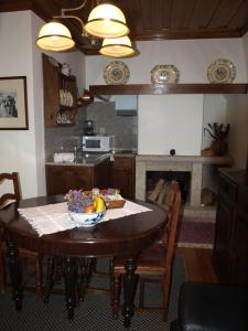 索茹Casa de RioBom的厨房配有一张桌子,上面放着一碗水果