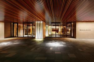 京都京都丽嘉皇家酒店的一座带窗户的建筑的空大厅
