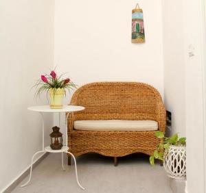 阿沃拉Casa Sanfaso'的一张桌子房间里放的藤椅