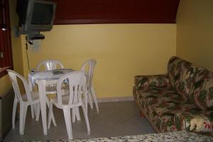 弗洛里亚诺波利斯Pousada Farol da Barra的一间带桌椅和沙发的用餐室
