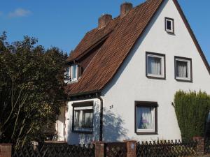 施内沃丁根Ferienhaus Snevern的白色房子,有棕色的屋顶