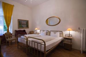 慕尼黑马里兰德酒店的卧室配有一张床,墙上设有镜子