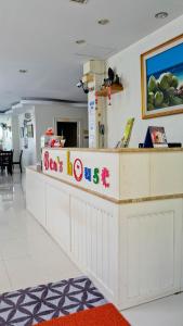 奥南海滩本之家酒店的带有读甜甜圈标志的餐厅柜台