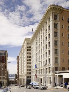 西雅图Arctic Club Hotel的一座白色的大建筑,上面有旗帜