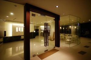 嘉义市鼎川大饭店的一间设有玻璃门的房间和一间餐厅