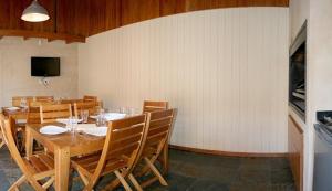 圣马丁德洛斯阿蒙尼特Spa公寓酒店的一间带木桌和椅子的用餐室