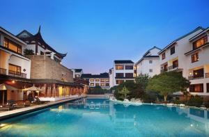 苏州苏州吴宫泛太平洋酒店(含4A级盘门景区畅游）的游泳池位于部分建筑前