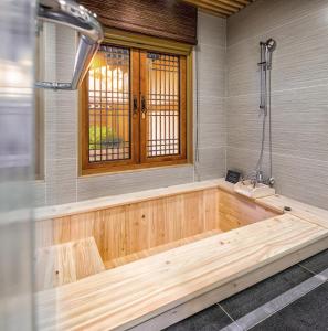 仁川市仁川格荣瓦杰酒店，与雅高集团合作的窗户客房内的木浴缸