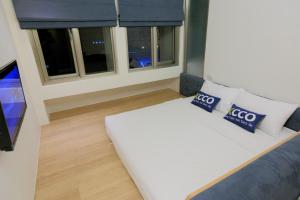 花莲市車站100m民宿丨電梯附停車場的一间卧室设有一张床和一个大窗户
