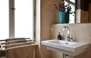 柏林林恩酒店的浴室设有白色水槽和镜子