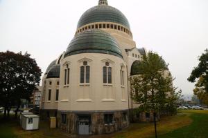 列日河道岔口住宿加早餐旅馆的一座带圆顶屋顶的大型建筑