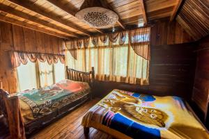 HerraduraHotel Roca Dura的小木屋内一间卧室,配有两张床