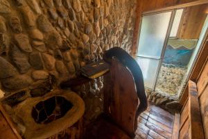 HerraduraHotel Roca Dura的石质浴室设有卫生间和窗户。