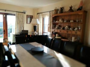 巴利香农Assaroe House的客厅配有桌椅和窗户。