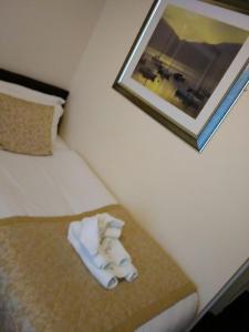 因弗内斯The Waverley Guest House的酒店客房,配有带毛巾的床