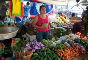 Benque Viejo del CarmenCasa Santa Maria的蔬菜市场的妇女