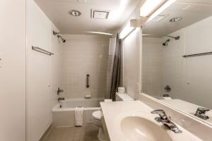 Americas Best Value Inn Edgewood, MD的一间浴室