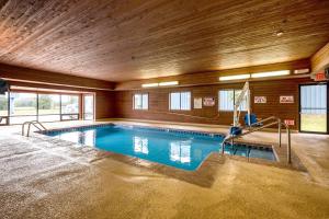 滑铁卢滑铁卢6号汽车旅馆的一个带木制天花板的房间中的一个大型游泳池