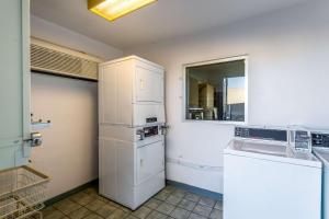 摩西莱克摩西湖6号汽车旅馆 的厨房配有白色冰箱和水槽