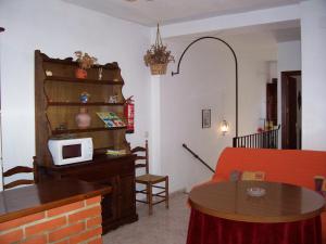 Castaño de RobledoCasa Amigo的客厅配有沙发和桌子