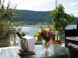 奥西亚歇尔湖畔施泰因多夫霍夫曼希酒店的一张桌子,上面放着一瓶葡萄酒和鲜花