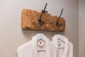ReeuwijkHet Stalhuys的毛巾架,带两条白色毛巾和一块木头