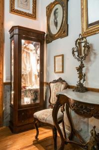 圣克鲁斯-德拉帕尔马Casa Celestino的一间设有桌子、椅子和橱柜的房间