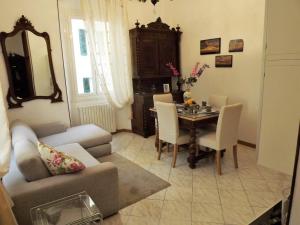 圣玛格丽塔-利古雷House al Porto by Holiday World的客厅配有沙发和桌椅