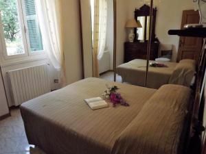 圣玛格丽塔-利古雷House al Porto by Holiday World的一间酒店客房,配有两张床和一本书