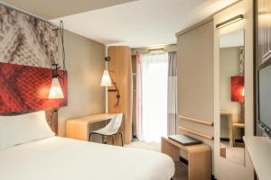 巴黎Ibis Paris Gare Montparnasse 15ème的酒店客房设有床和窗户。