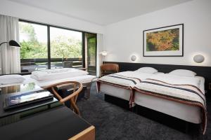 瓦埃勒蒙克耶格酒店的酒店客房配有两张床和一张书桌
