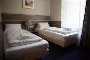 汉堡City Hotel - HEEFA OHG的配有窗户的酒店客房内的两张床