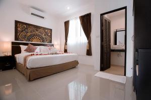 奥南海滩Lux Family Villas Krabi Ao Nang的一间卧室配有一张大床和镜子